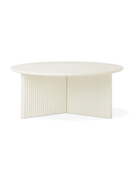 La table à café Odeon de Gus* Modern séduit par sa base festonnée et son style raffiné. perle