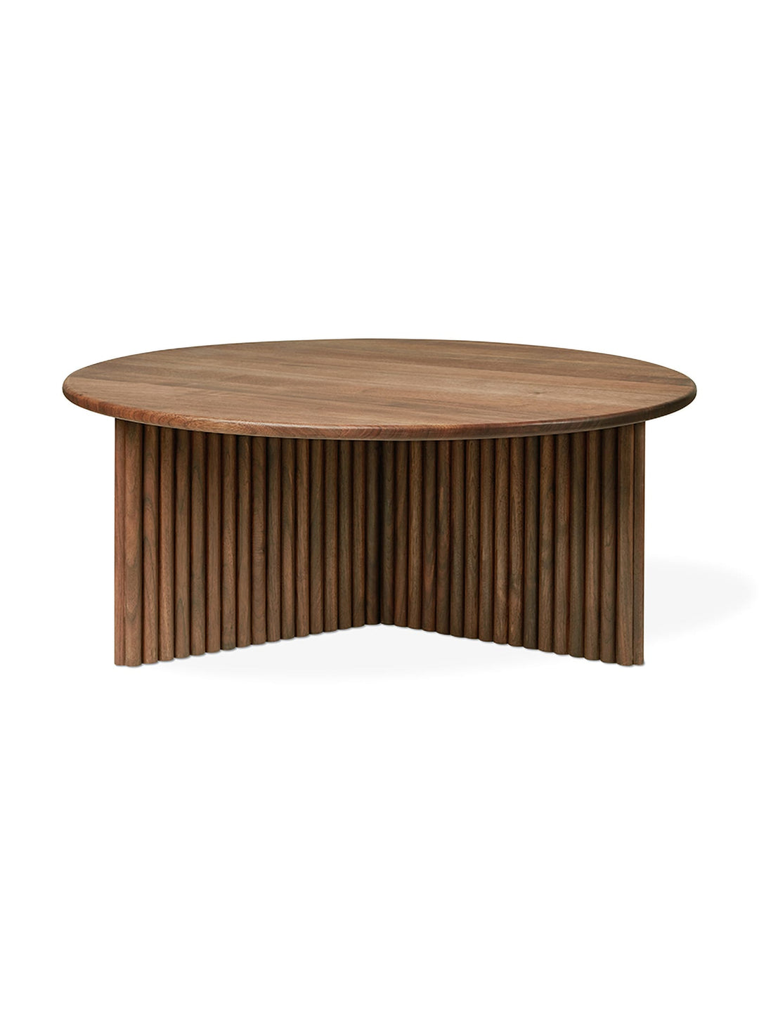 La table à café Odeon de Gus* Modern s’intègre parfaitement aux espaces modernes et chaleureux. noyer