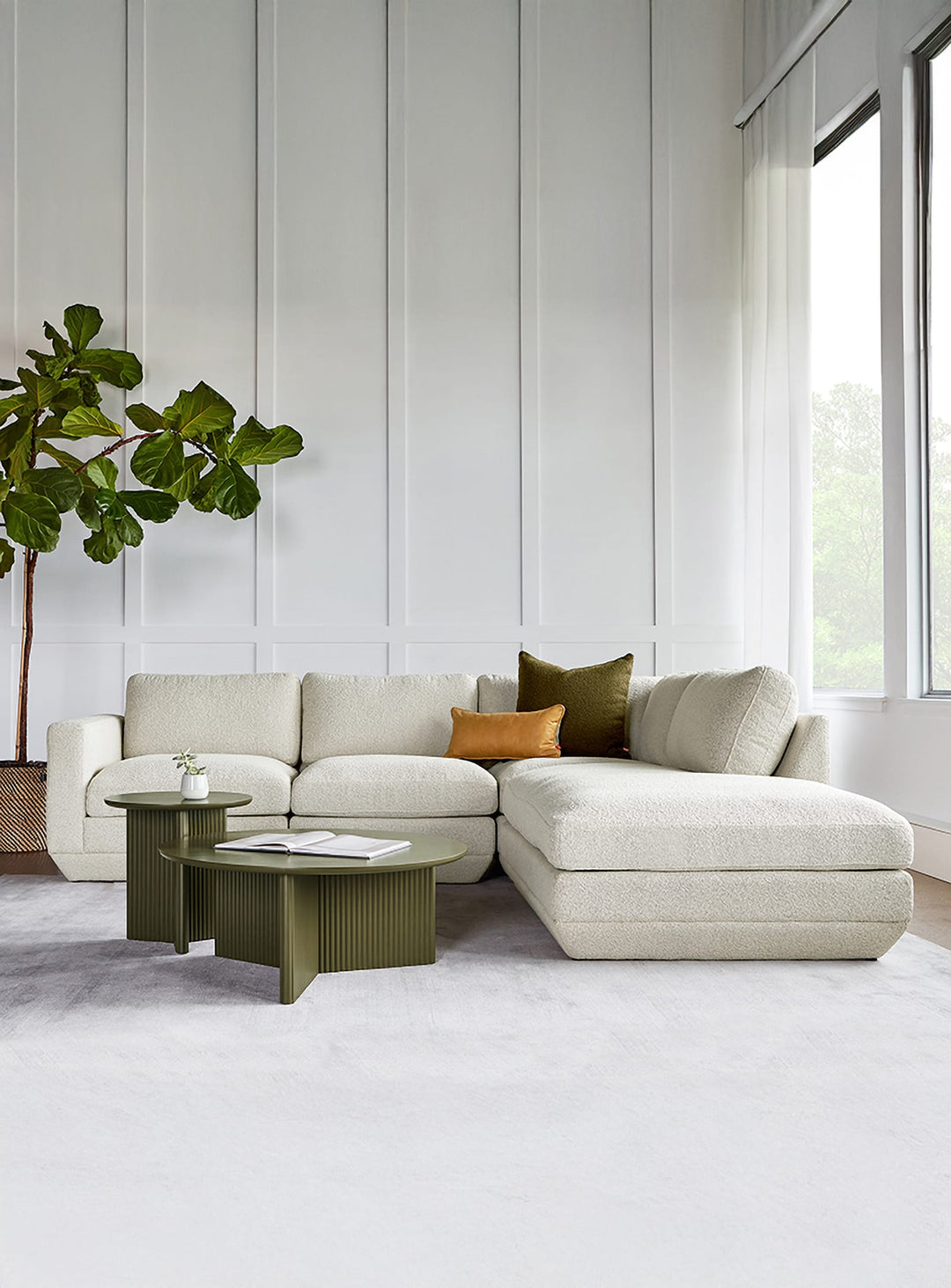 La table à café Odeon de Gus* Modern offre un équilibre parfait entre forme et texture. olive