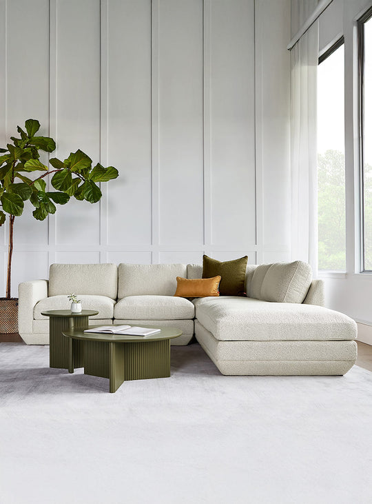 La table à café Odeon de Gus* Modern offre un équilibre parfait entre forme et texture. olive