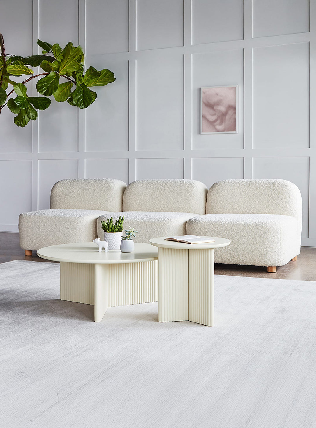 La table à café Odeon de Gus* Modern séduit par sa silhouette fluide et sa présence apaisante. perle