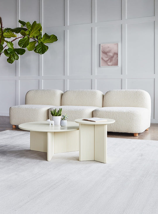 La table à café Odeon de Gus* Modern séduit par sa silhouette fluide et sa présence apaisante. perle