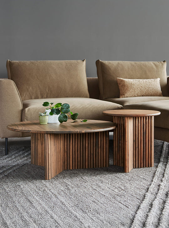 La table à café Odeon de Gus* Modern complète élégamment la décoration de tout intérieur. noyer