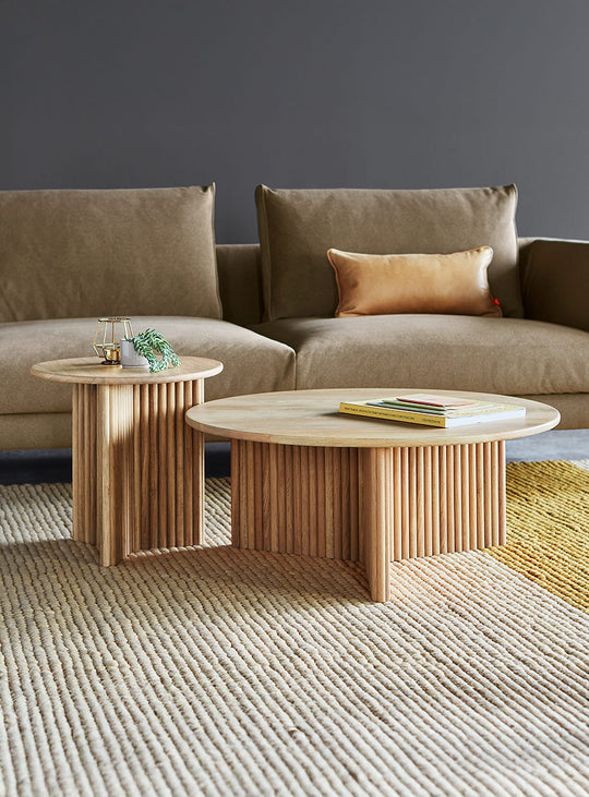 La table à café Odeon de Gus* Modern reflète un savoir-faire raffiné et une beauté naturelle. chene blanc