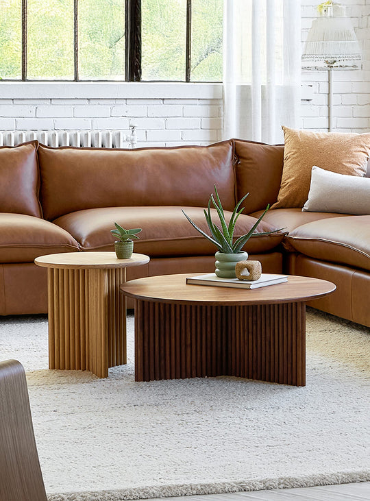 La table à café Odeon de Gus* Modern s’adapte parfaitement aux grands et petits espaces. noyer