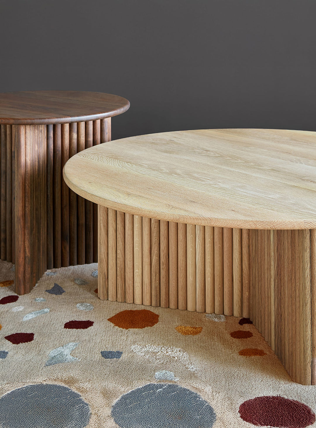 La table à café Odeon de Gus* Modern illumine votre salon par son design équilibré. chene blanc