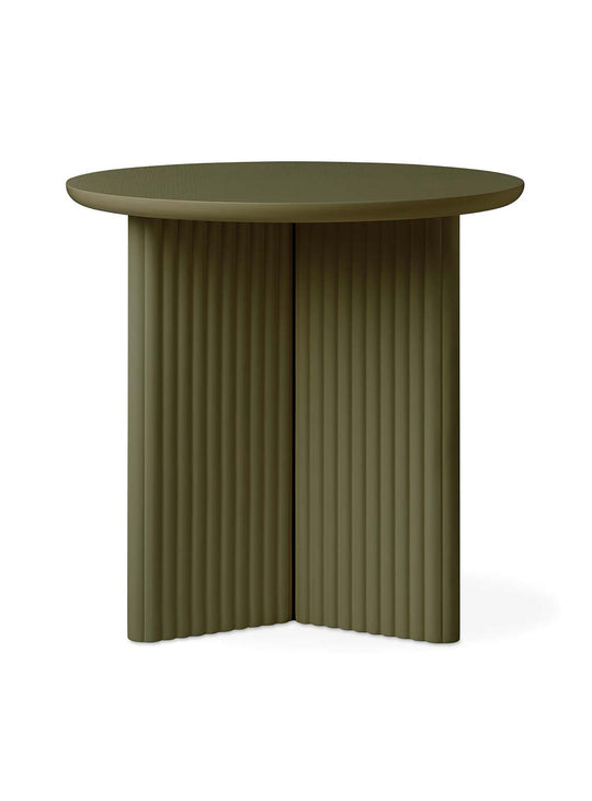 La table d’appoint Odeon de Gus* Modern apporte harmonie et style à tout intérieur. olive