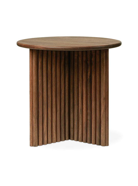 La table d’appoint Odeon de Gus* Modern incarne la sophistication du design moderne. noyer