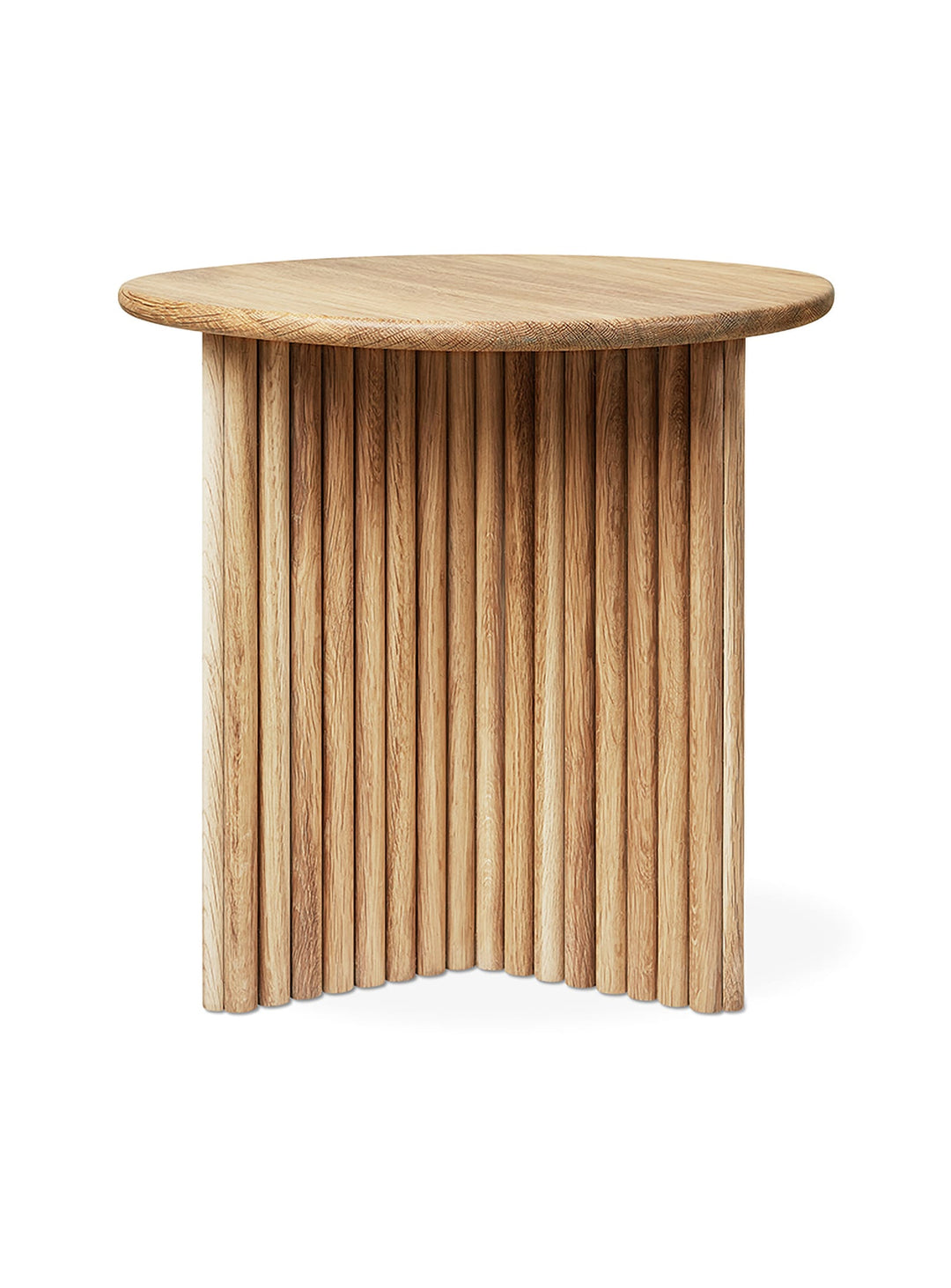 La table d’appoint Odeon de Gus* Modern séduit par sa base festonnée et son charme intemporel. chene blanc