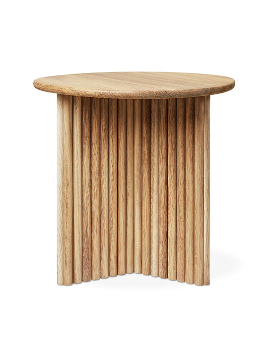 La table d’appoint Odeon de Gus* Modern séduit par sa base festonnée et son charme intemporel. chene blanc