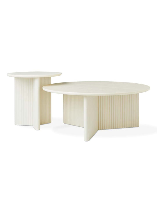 La table d’appoint Odeon de Gus* Modern se distingue par son plateau lisse et son grain subtil. perle