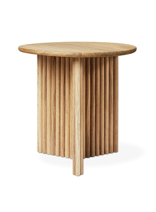 La table d’appoint Odeon de Gus* Modern est parfaite pour un salon chic et équilibré. chene blanc