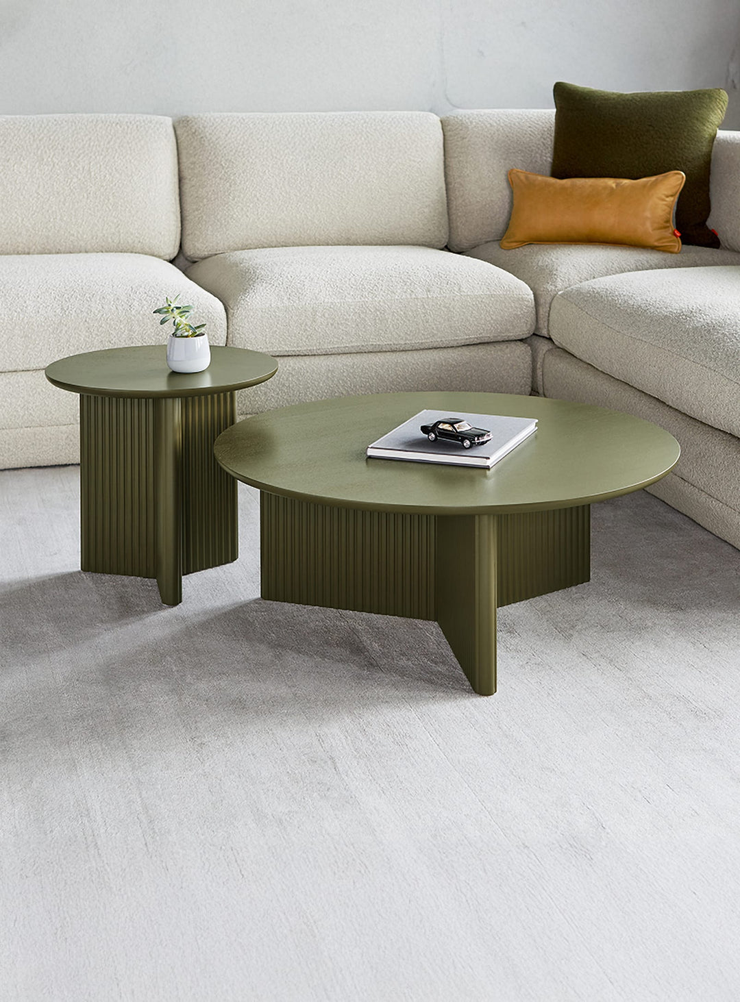 La table d’appoint Odeon de Gus* Modern sublime votre salon avec raffinement et modernité. olive
