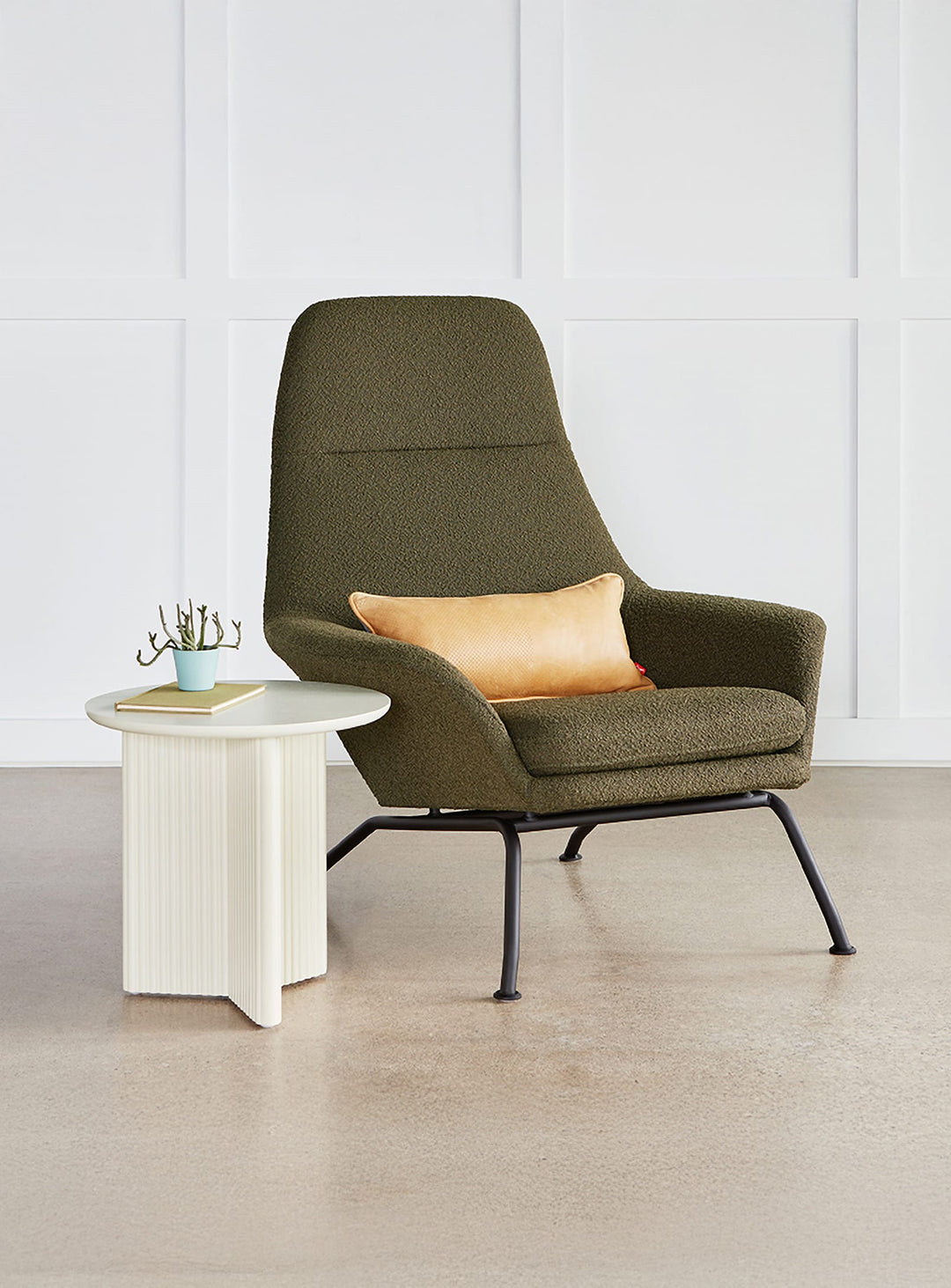 La table d’appoint Odeon de Gus* Modern est une pièce chic, pratique et visuellement cohérente. perle