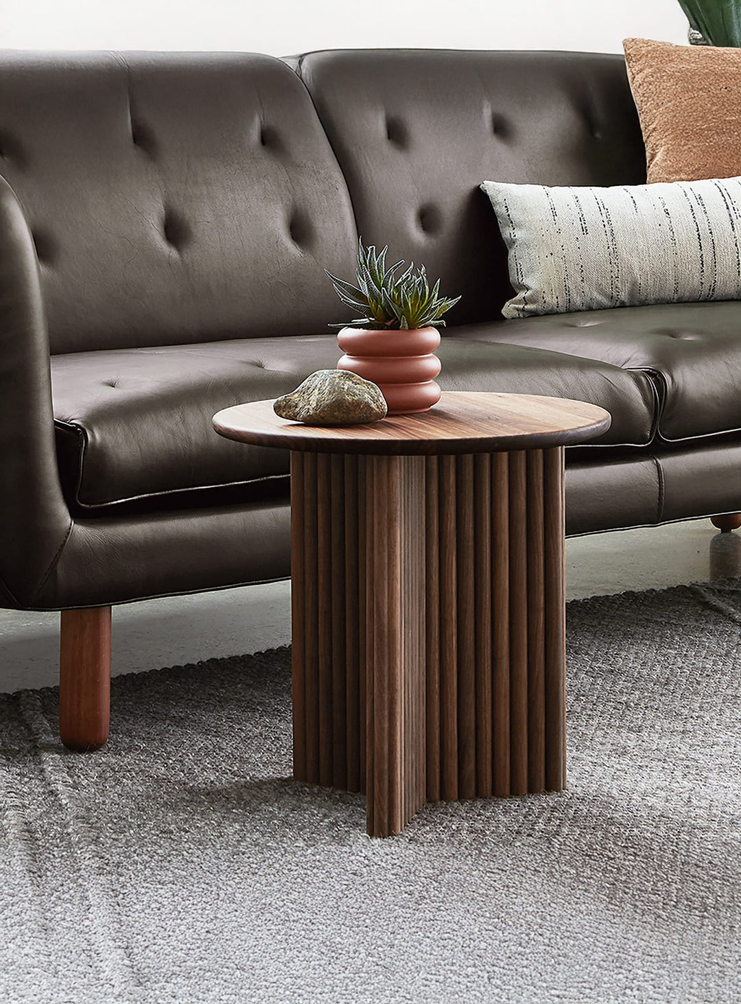 Table d'appoint Odeon Gus* Modern : élégance, équilibre et raffinement. noyer