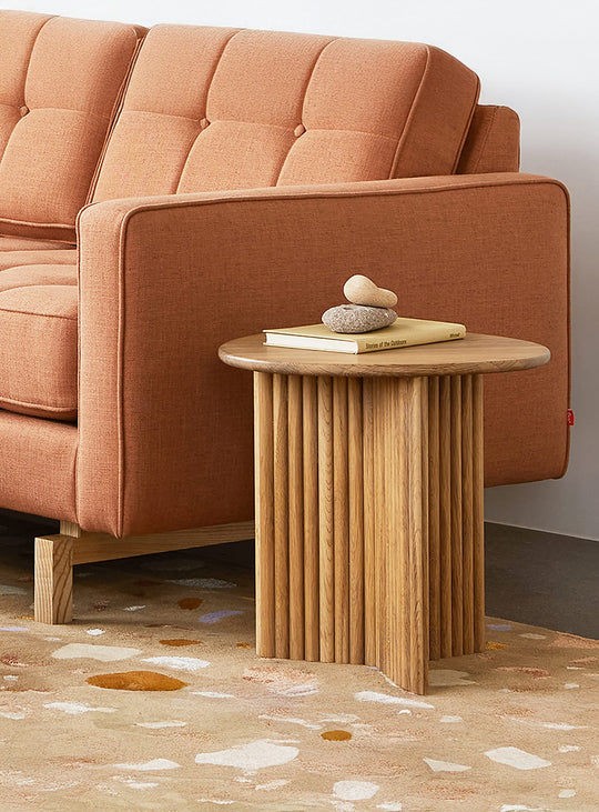 La table d’appoint Odeon de Gus* Modern séduit par sa finition crémeuse et sa forme gracieuse. chene blanc