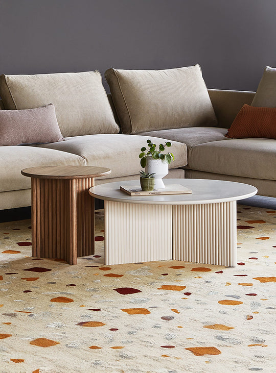 La table d’appoint Odeon de Gus* Modern offre un équilibre parfait entre forme et texture. chene blanc