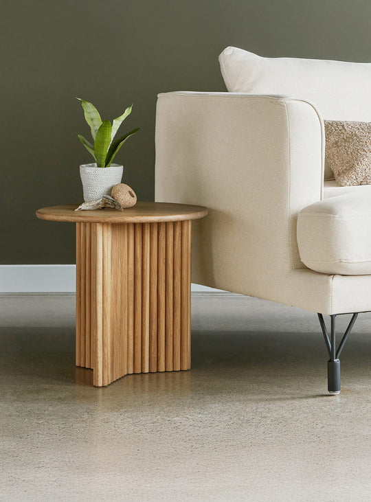 La table d’appoint Odeon de Gus* Modern s’emboîte avec la table à café Odeon pour un ensemble harmonieux. chene blanc