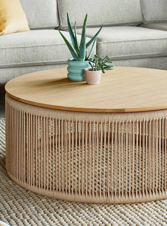 Table à café Palma signée Gus* Modern : style naturel et design épuré.