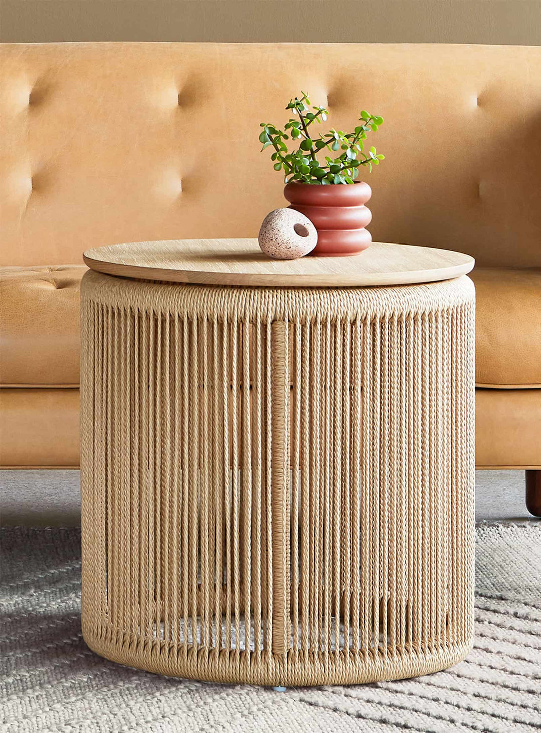 Table d’appoint Palma signée Gus* Modern : bois noble et tissage raffiné.