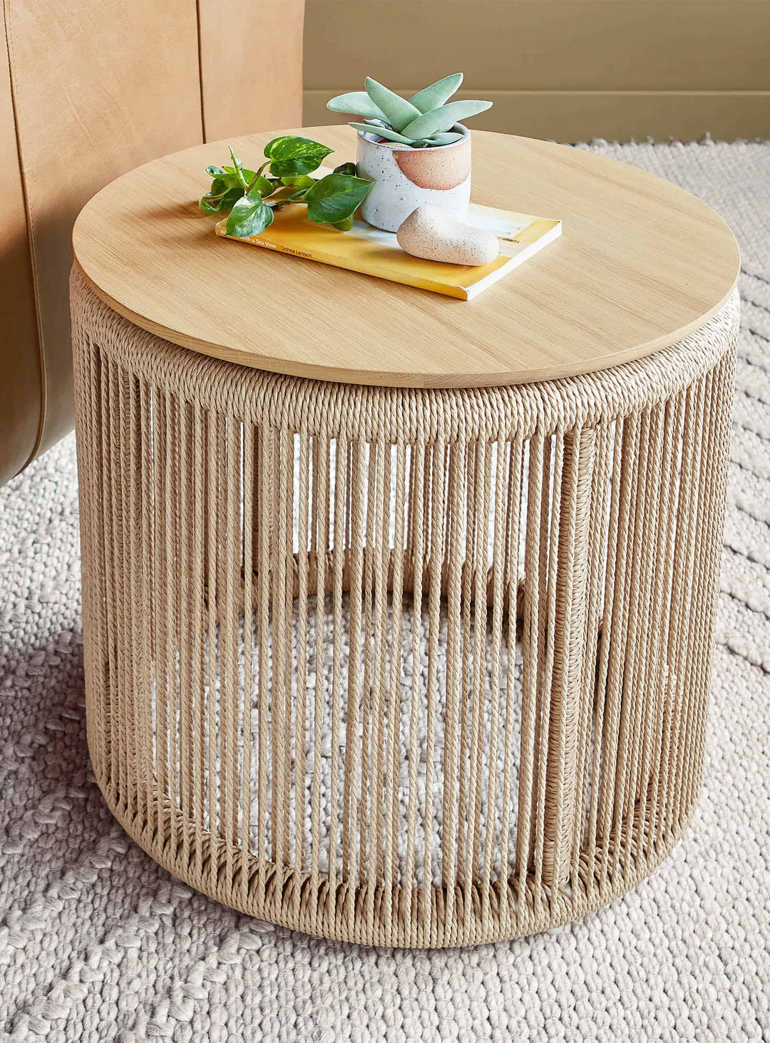 Gus* Modern Palma : table d’appoint tissée en corde naturelle et bois durable.