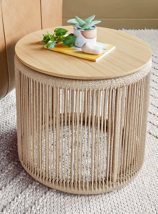 Gus* Modern Palma : table d’appoint tissée en corde naturelle et bois durable.