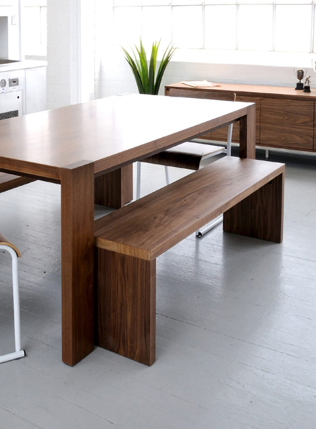 Banc Plank de Gus* Modern, design simple en noyer chaleureux et durable. noyer