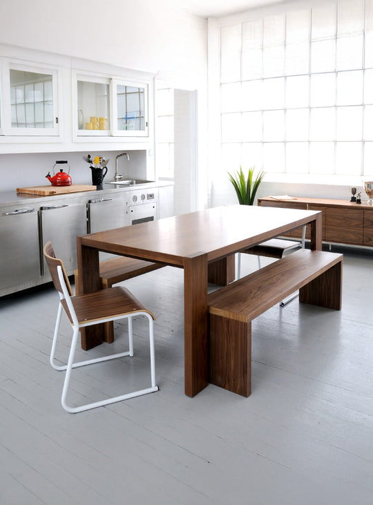 Table à dîner Plank Gus* Modern, parfaite pour dîners intimes ou festifs. noyer