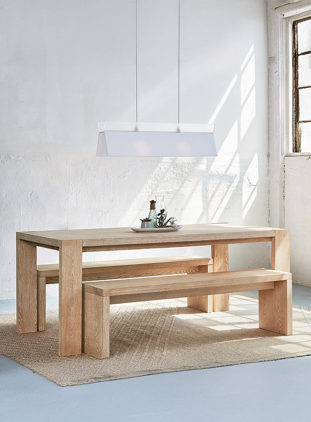 Table Plank de Gus* Modern, noyer chaleureux et style intemporel. frene blanc