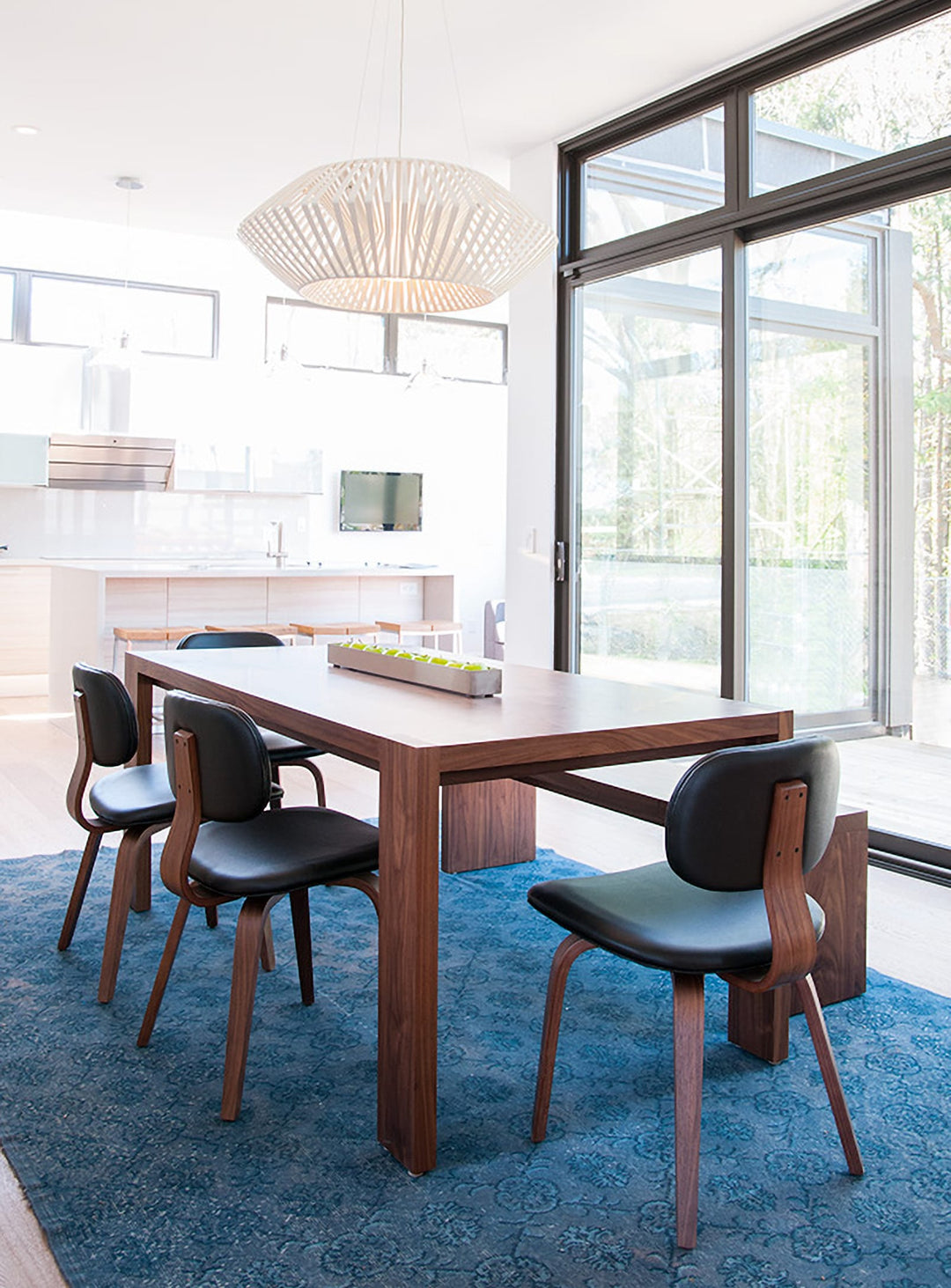 Table à dîner Plank Gus* Modern, large plateau idéal pour recevoir. noyer