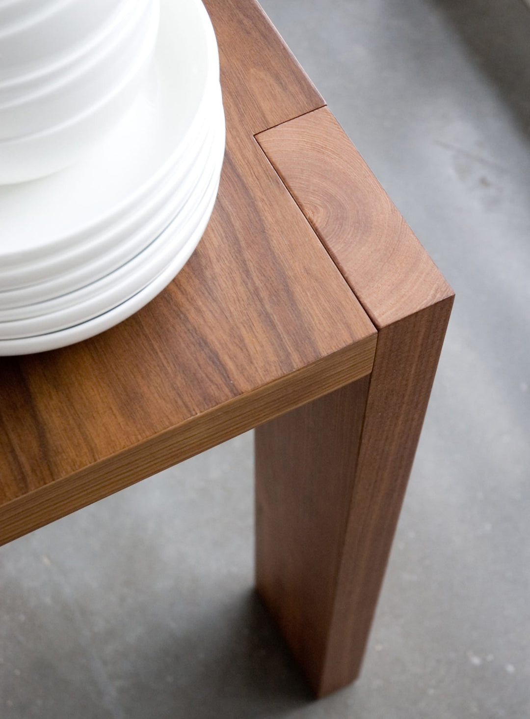 Table Plank de Gus* Modern, design épuré et grain de bois remarquable. noyer