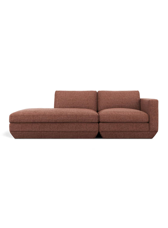 Sofa Gus* Modern Podium : design modulaire, assise profonde et structure en bois certifié FSC. regency beet