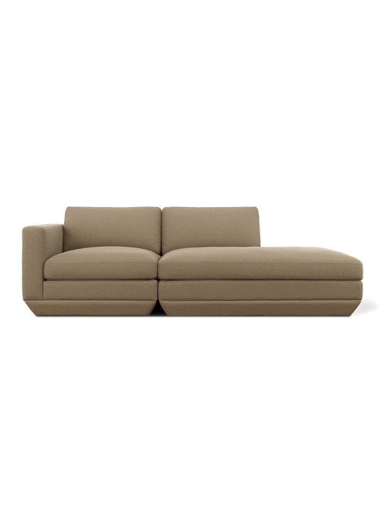 Sofa Gus* Modern Podium : un canapé 2 places original au design modulable et aux coussins haute résilience. merino mocha