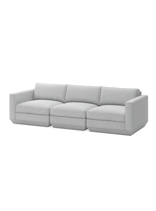 Sofa 3 places Podium de Gus* Modern, cadre FSC® durable et design contemporain. bayview silver