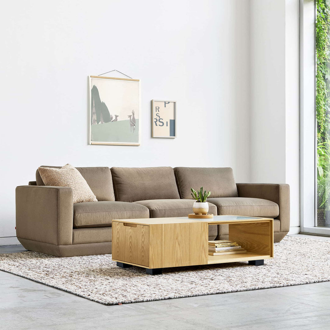La collection Podium de Gus* Modern est un système de sièges adaptables qui apporte une élégance moderne et un confort luxueux à tout espace.
