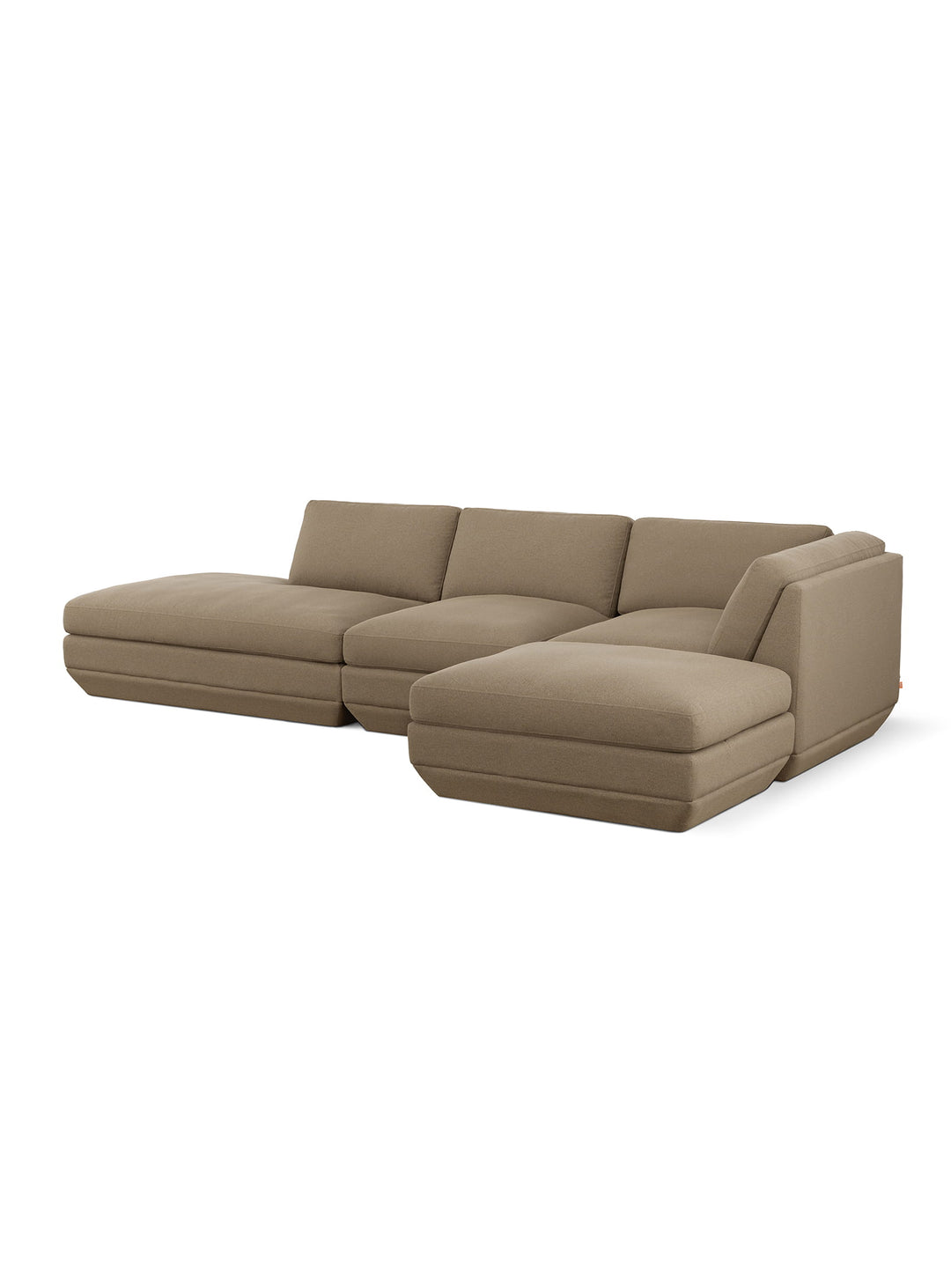 Sofa sectionnel Gus* Modern Podium : un canapé 4 places reconfigurable avec modules d’angle, lounge et ottoman. merino mocha