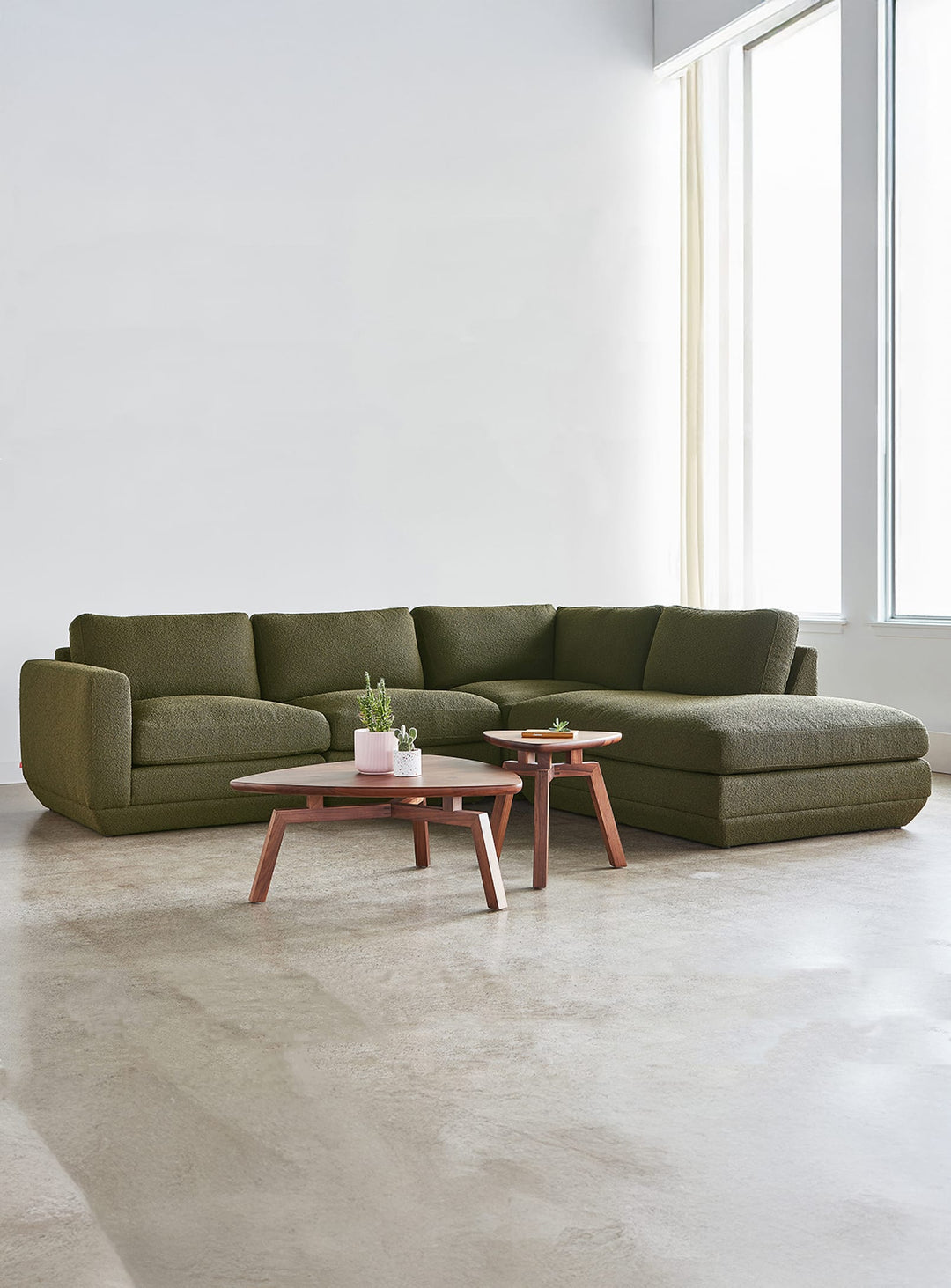 Sofa sectionnel lounge 4 places Gus* Modern Podium, idéal pour grands espaces stylés.