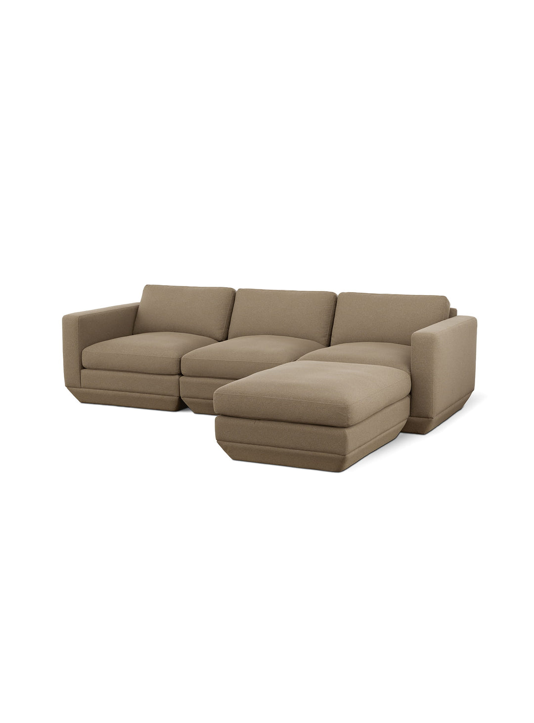 Sofa sectionnel Gus* Modern Podium : un canapé 4 places avec mousse haute résilience et structure responsable. merino mocha