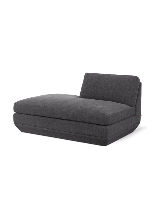 Lounge gauche Gus* Modern Podium : une chaise longue contemporaine avec structure en bois certifié FSC. bastille lennox