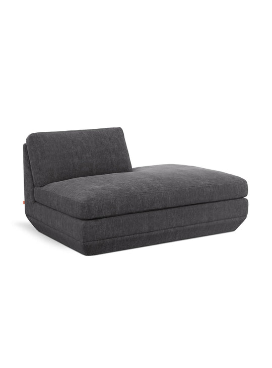 Lounge droit Gus* Modern Podium : une chaise longue contemporaine avec structure en bois certifié FSC. bastille lennox