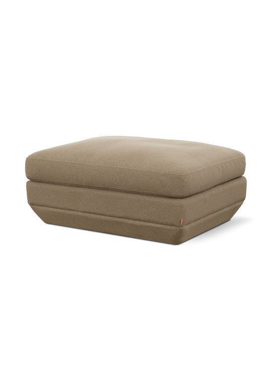 Ottoman Gus* Modern Podium : une assise d’appoint moderne et confortable, disponible en plusieurs tissus et couleurs. merino mocha