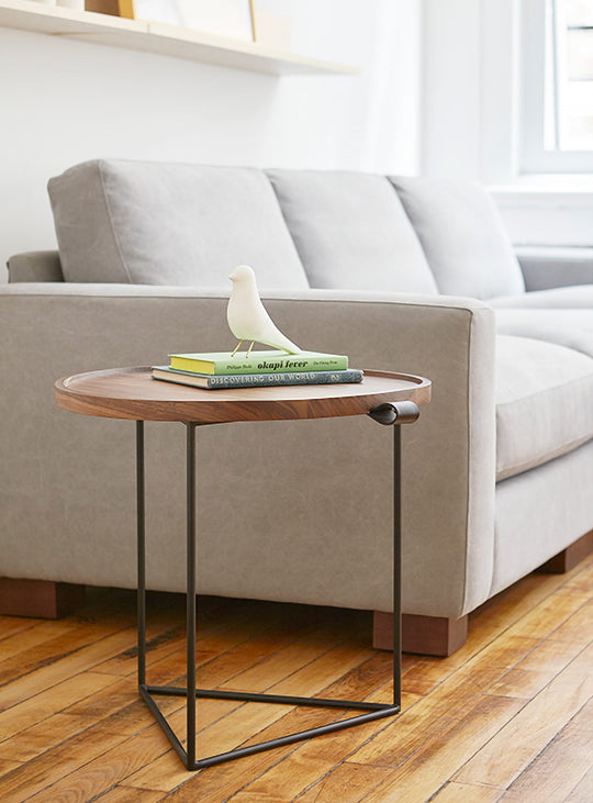 Table d'appoint Porter de Gus* Modern : plateau en bois plaqué et base métallique fine. noyer