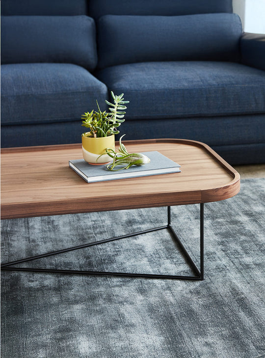 Gus* Modern Porter : table basse rectangulaire design et équilibrée. noyer