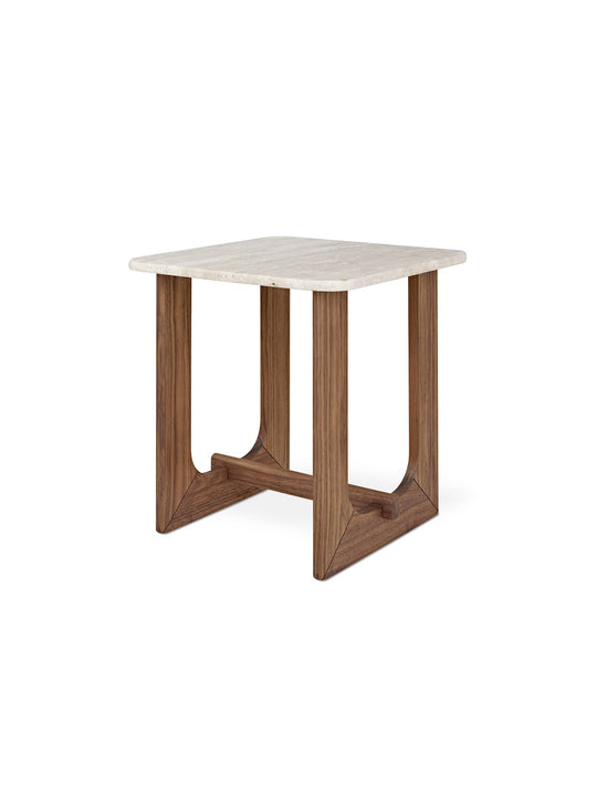 La table d’appoint Portico de Gus* Modern : alliance raffinée du bois et de la pierre. Noyer.