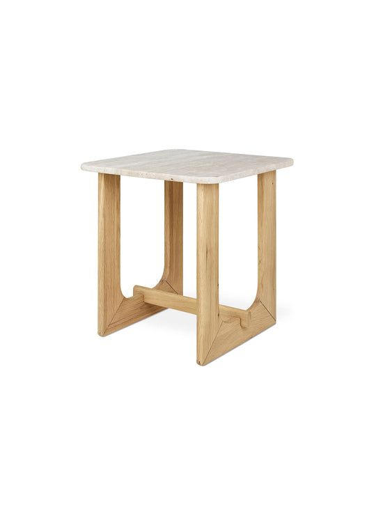 Élégance naturelle et matériaux nobles définissent la table d’appoint Portico de Gus* Modern. Chene.