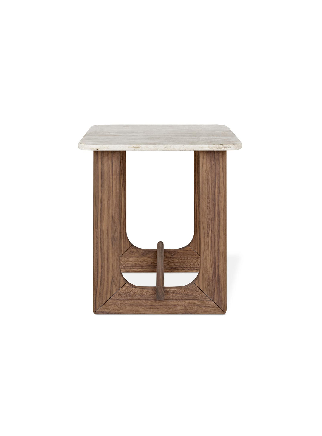 La table d’appoint Portico de Gus* Modern : un design intemporel en travertin unique. Noyer.