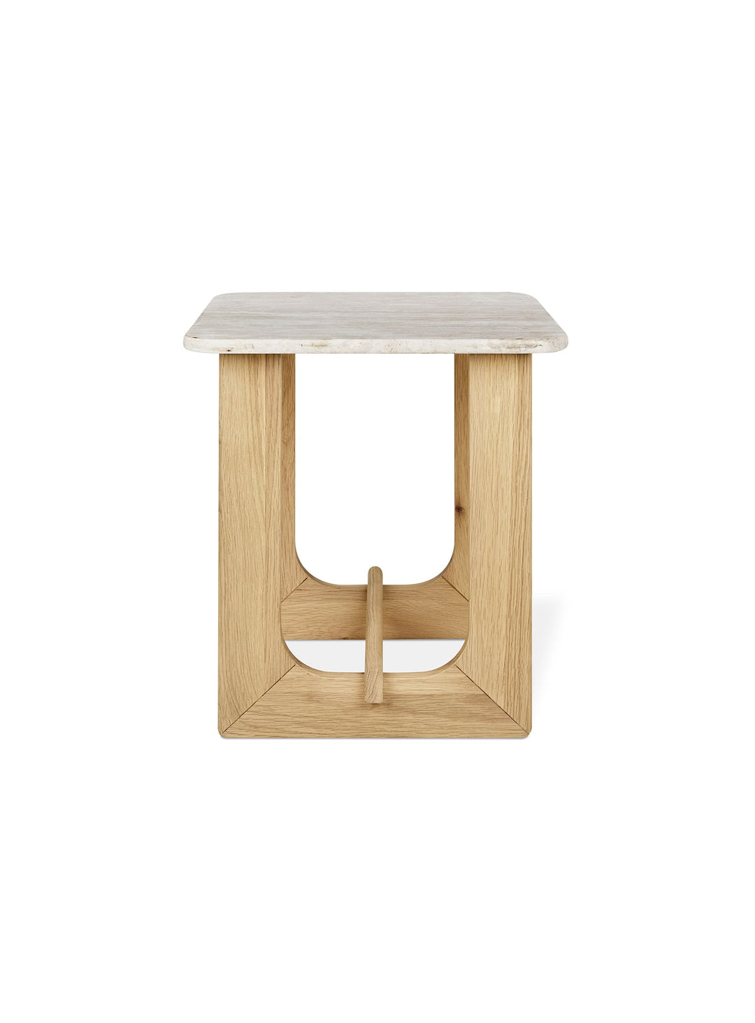 Authentique et sculpturale, la table d’appoint Portico de Gus* Modern attire le regard. Chene.