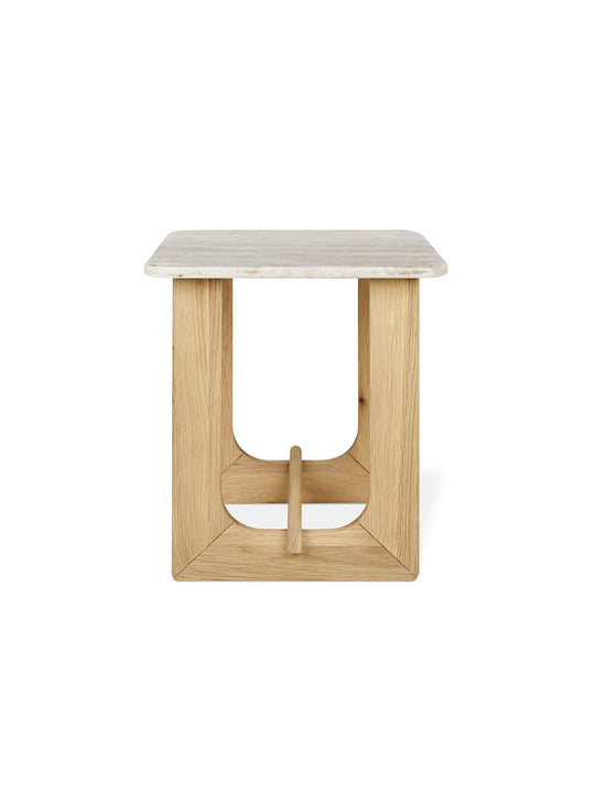 Authentique et sculpturale, la table d’appoint Portico de Gus* Modern attire le regard. Chene.