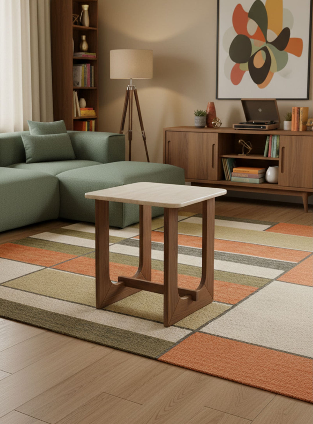 La table d’appoint Portico de Gus* Modern : plateau en travertin et piètement en bois massif. Noyer.