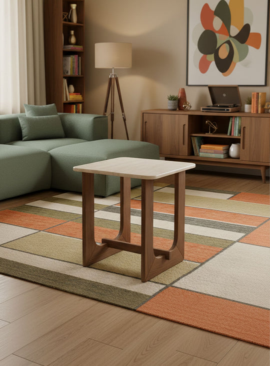 La table d’appoint Portico de Gus* Modern : plateau en travertin et piètement en bois massif. Noyer.